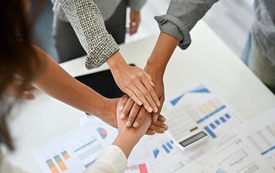 Mains jointes au-dessus de documents de projet